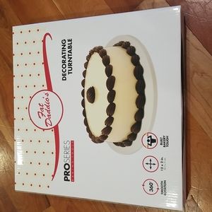 NWOT cake decorating turntable
